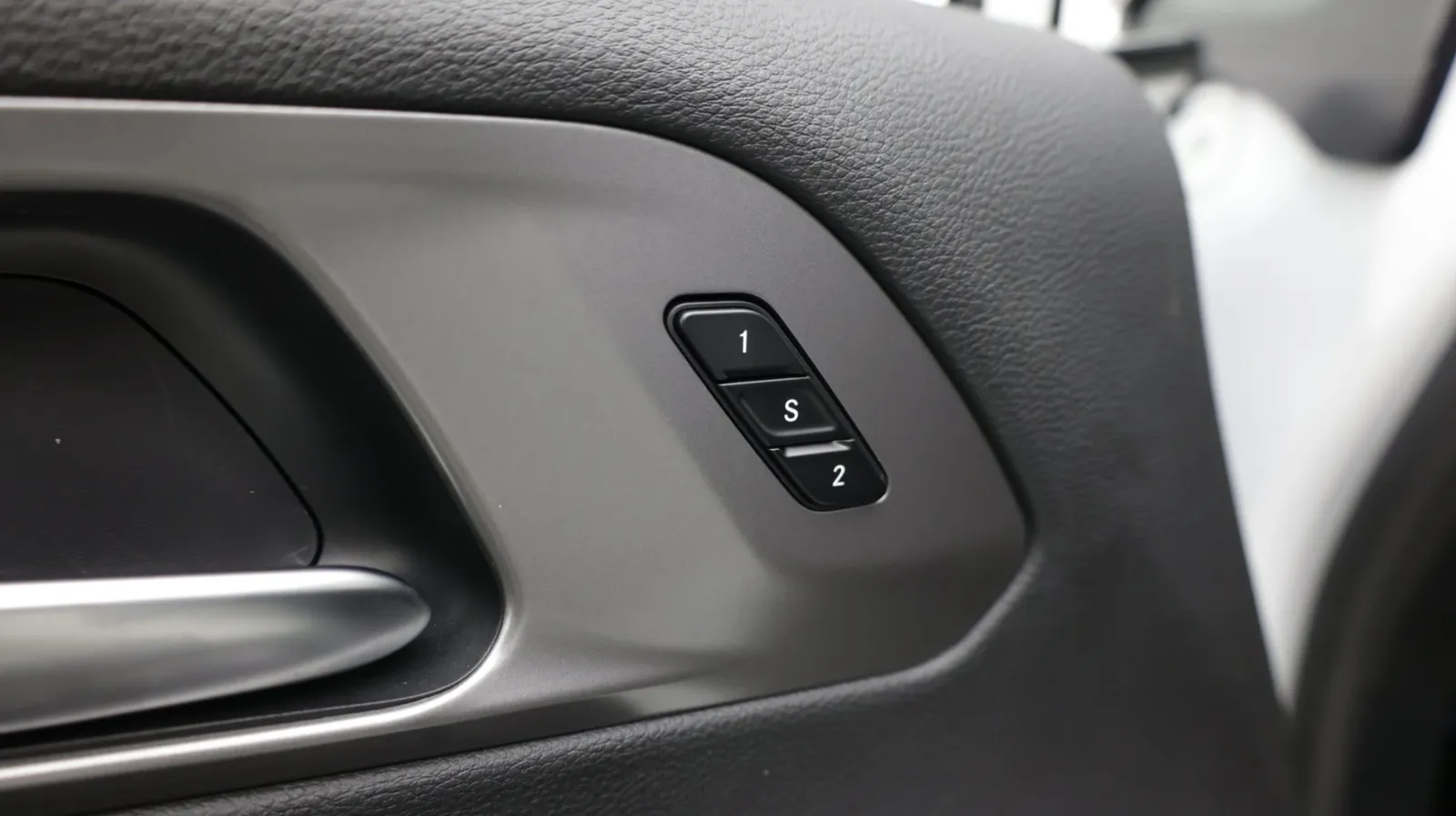 Chrysler Pacifica photo 13