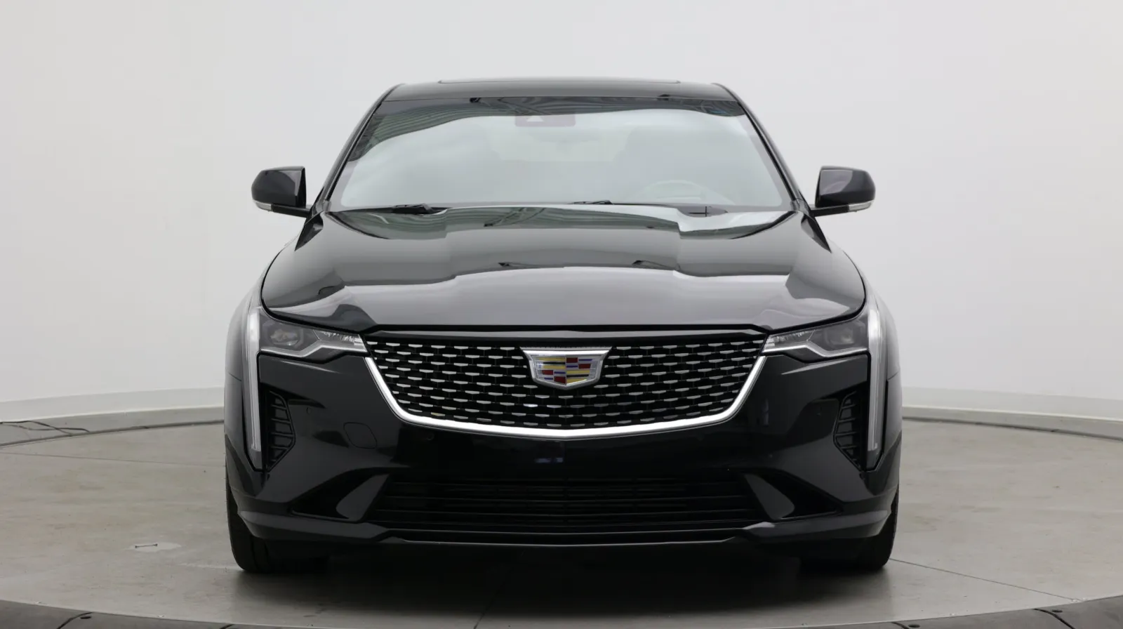 Cadillac CT4 photo 2