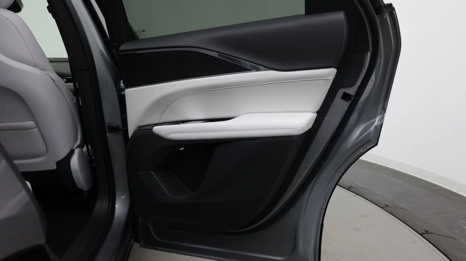 Cadillac Lyriq photo 36