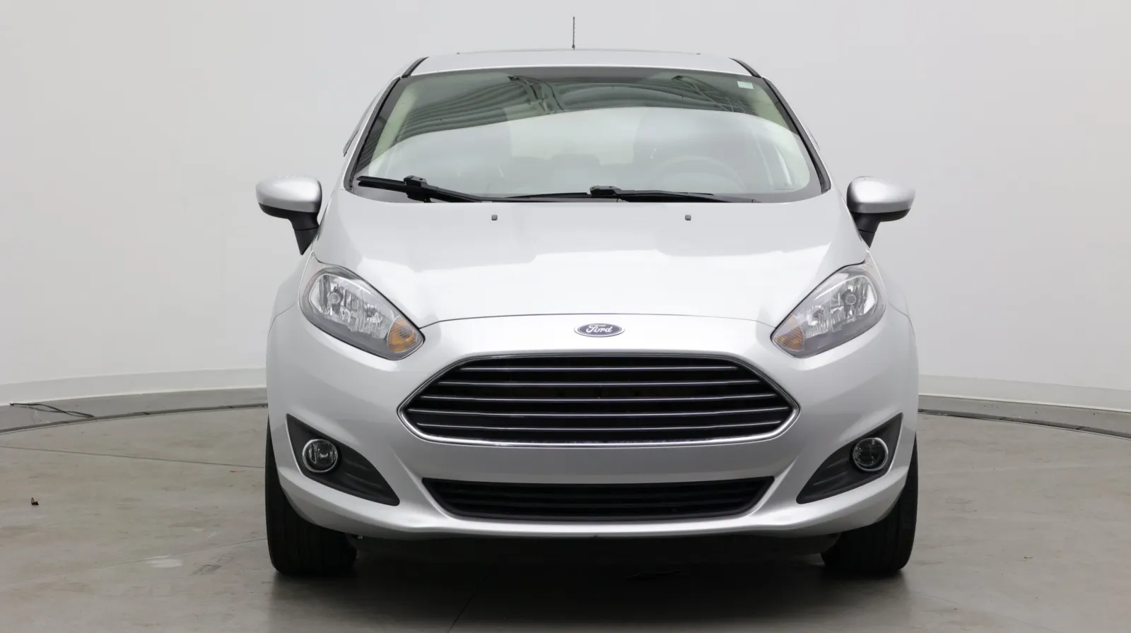 Ford Fiesta photo 2