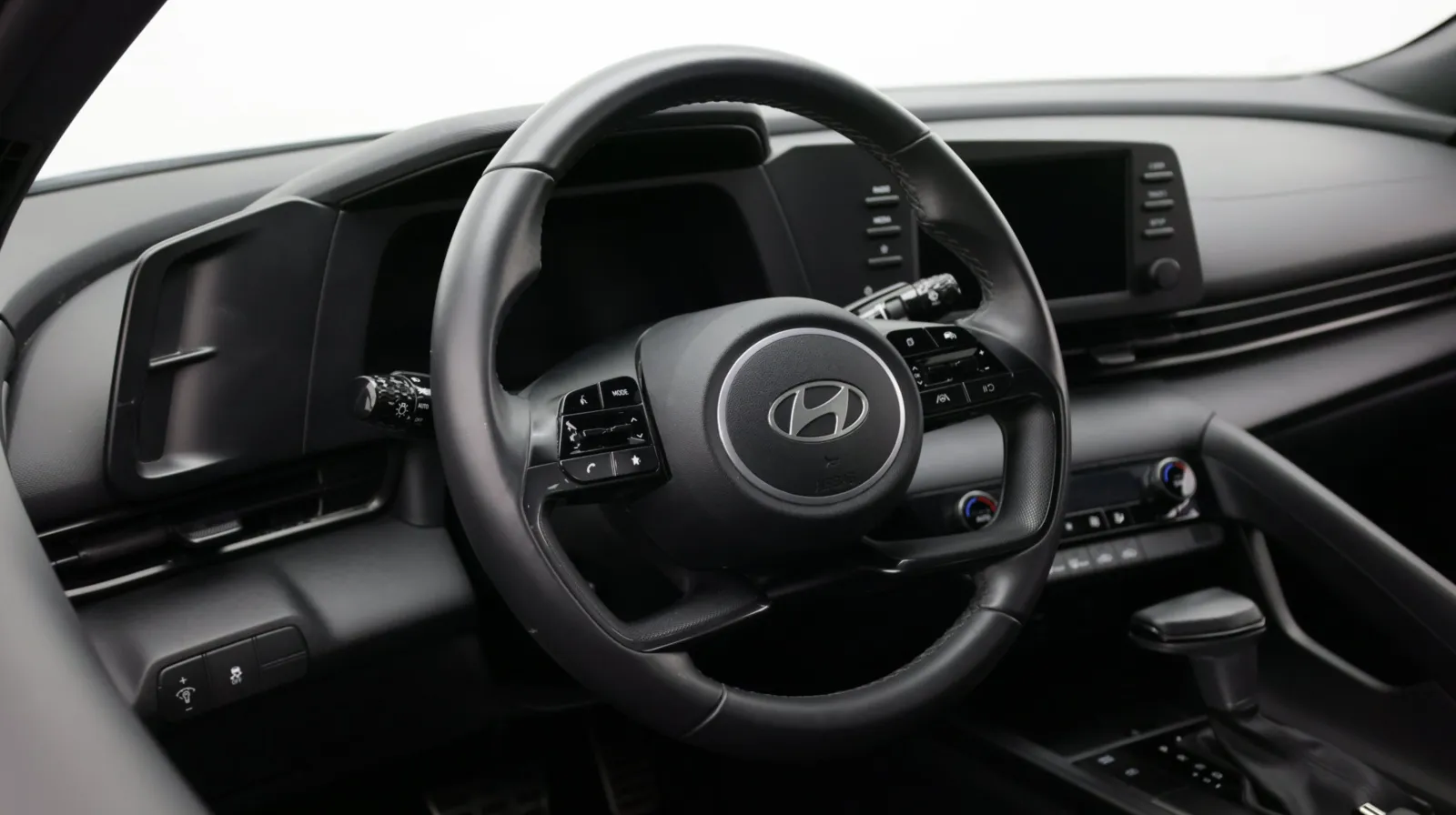 Hyundai Elantra photo 8