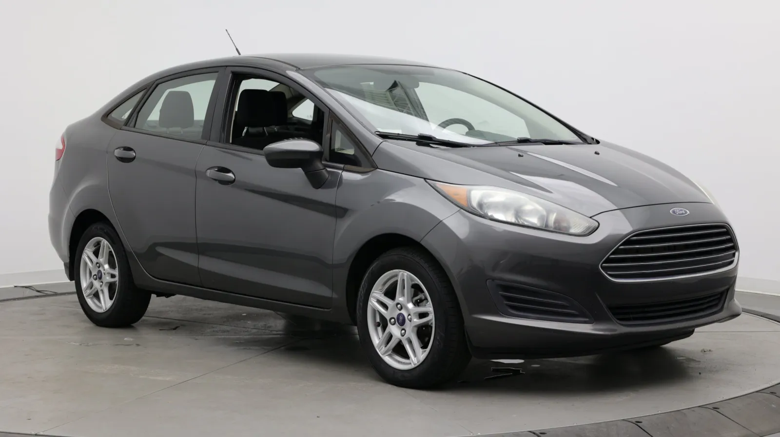 Ford Fiesta photo 3