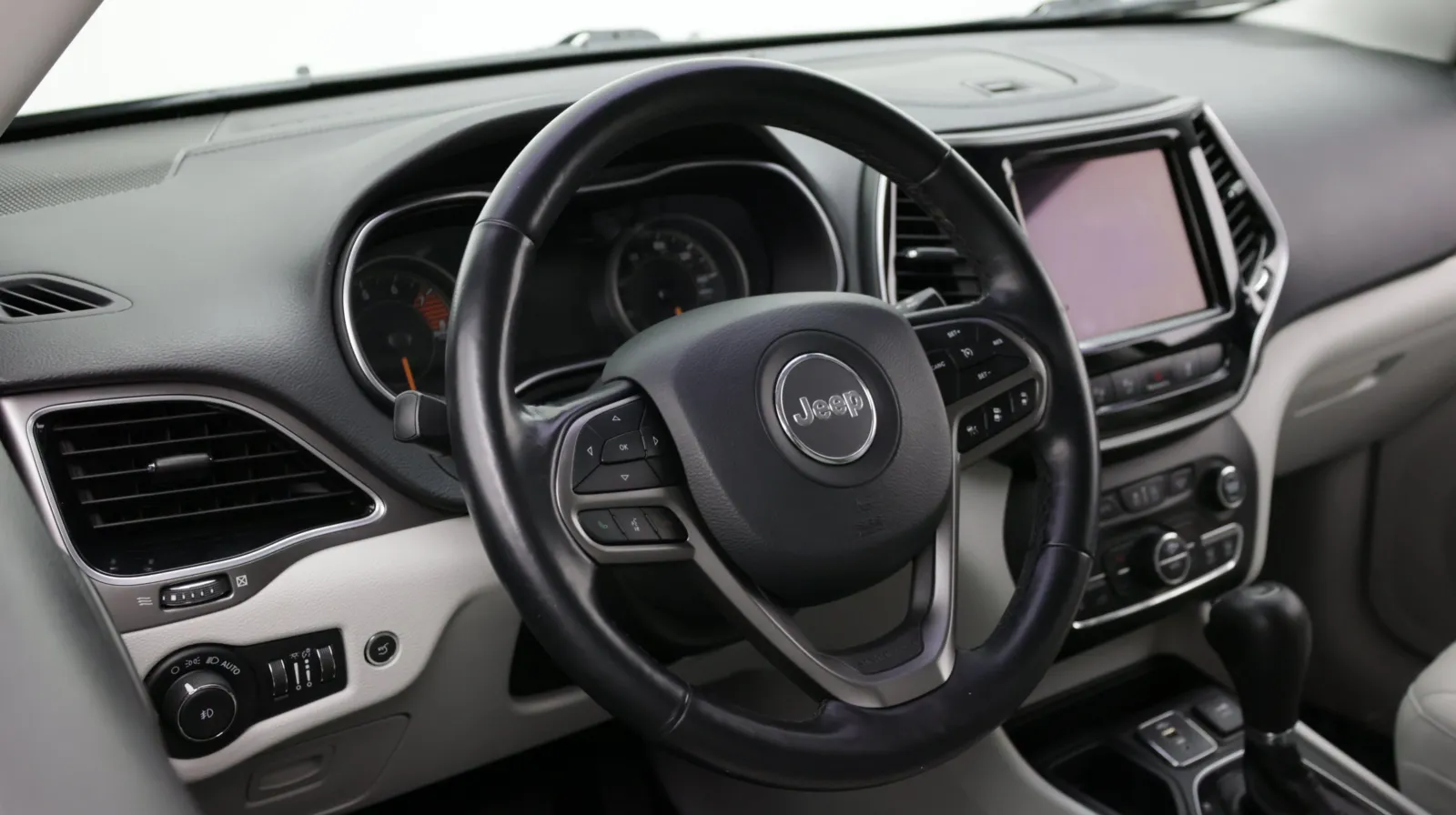 Jeep Cherokee photo 8
