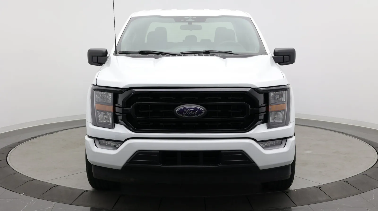 Ford F-150 photo 2