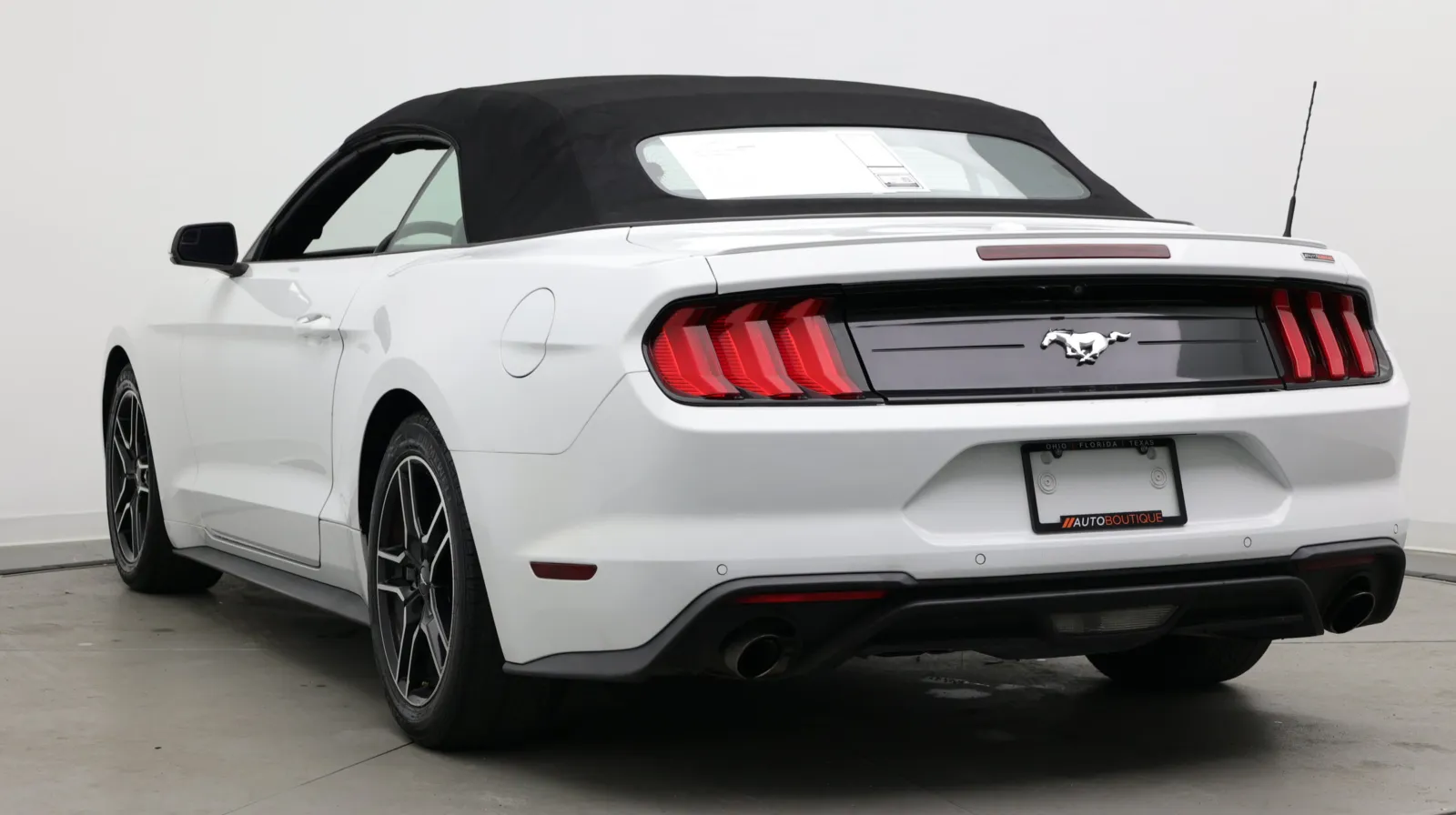 Ford Mustang photo 3