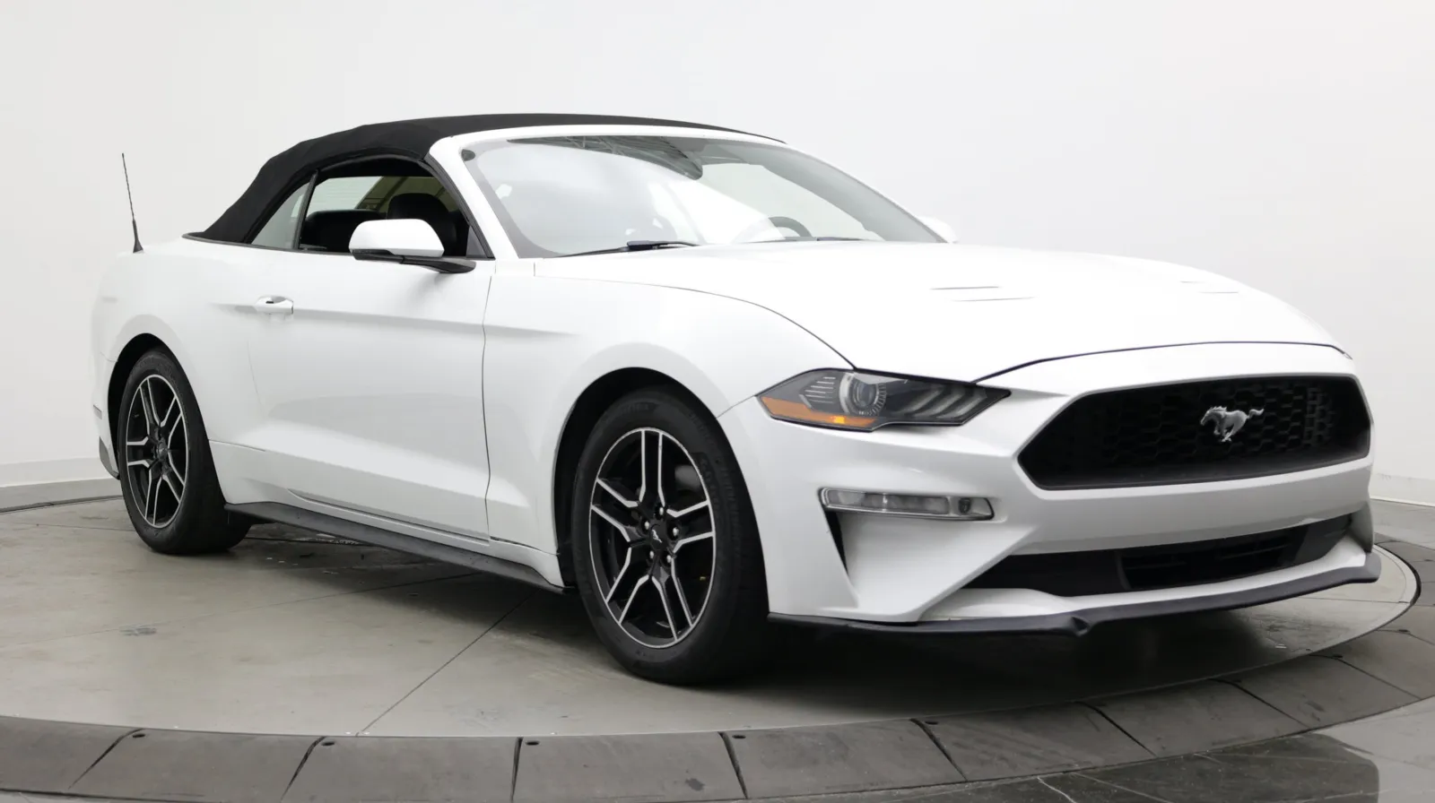 Ford Mustang photo 2