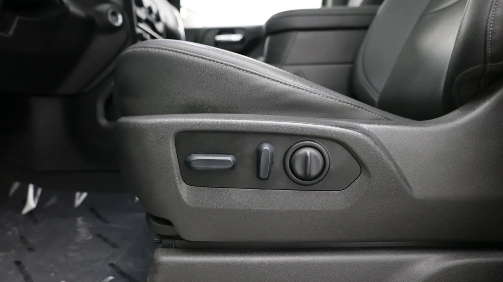 Chevrolet Silverado photo 16