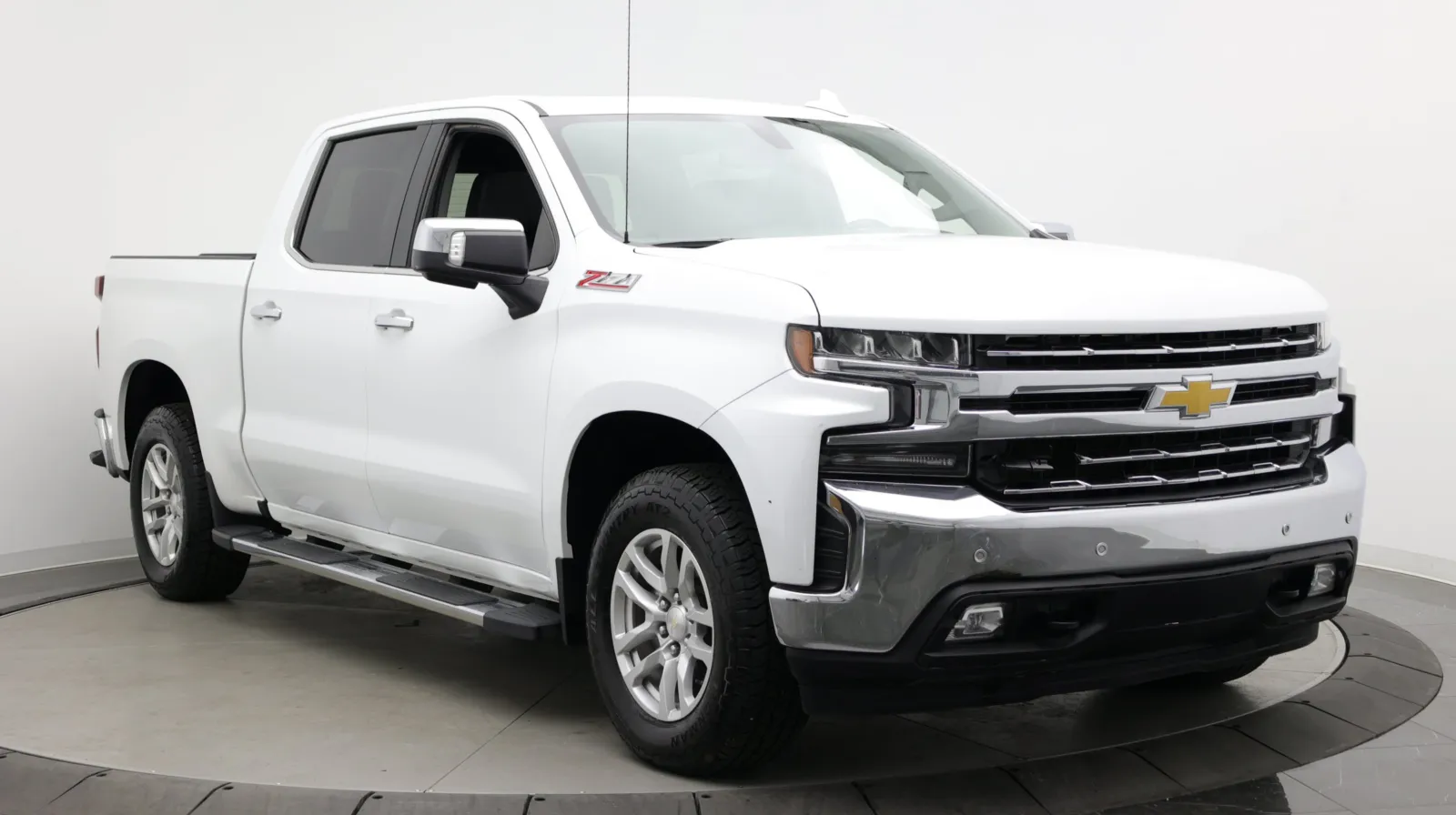 Chevrolet Silverado photo 3