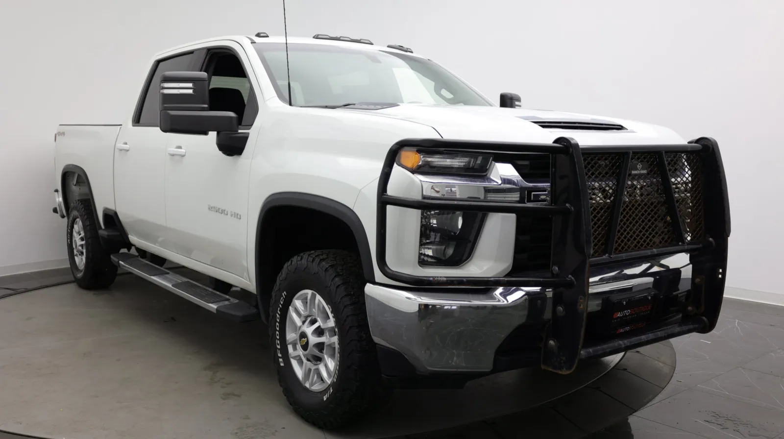 Chevrolet Silverado photo 3