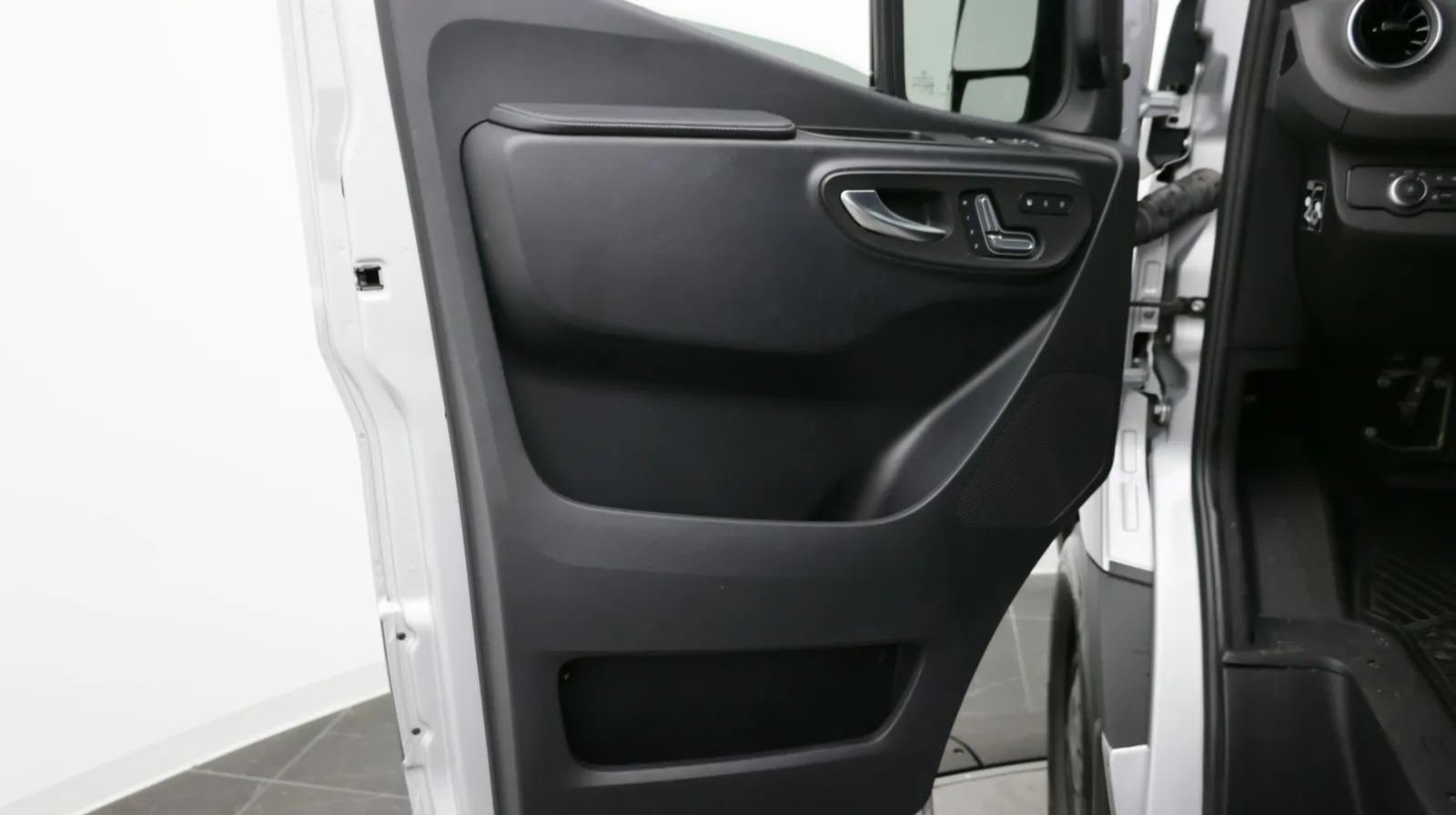 Mercedes-Benz Sprinter photo 9