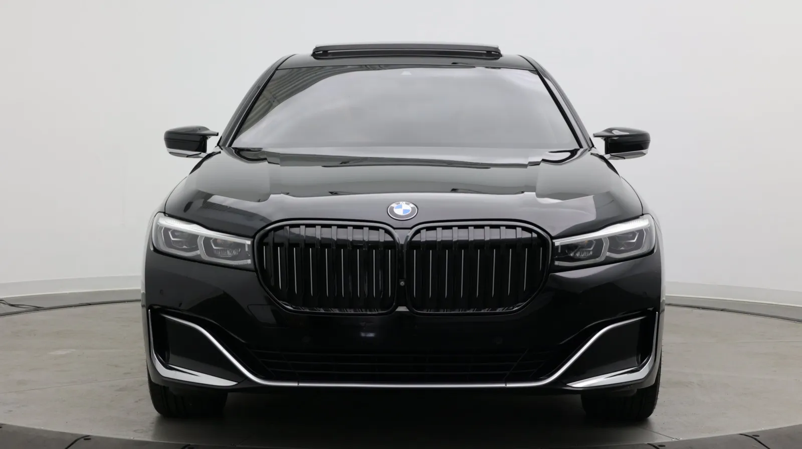 BMW 7 Series photo 2