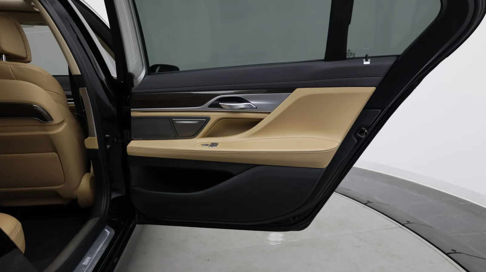 BMW 7 Series photo 37