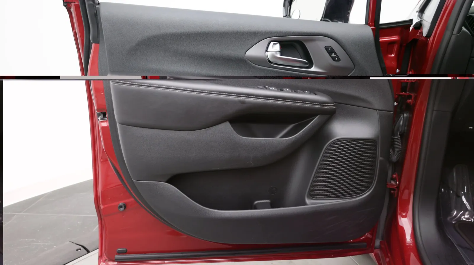 Chrysler Pacifica photo 12