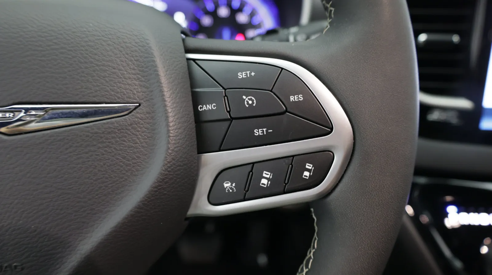 Chrysler Pacifica photo 21