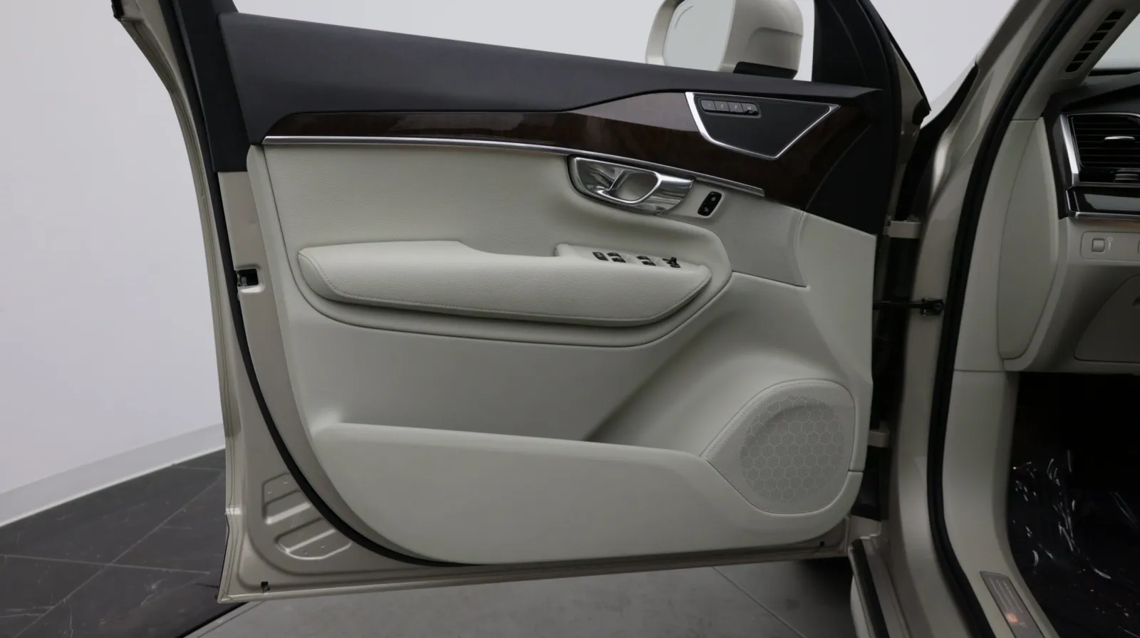 Volvo XC90 photo 9