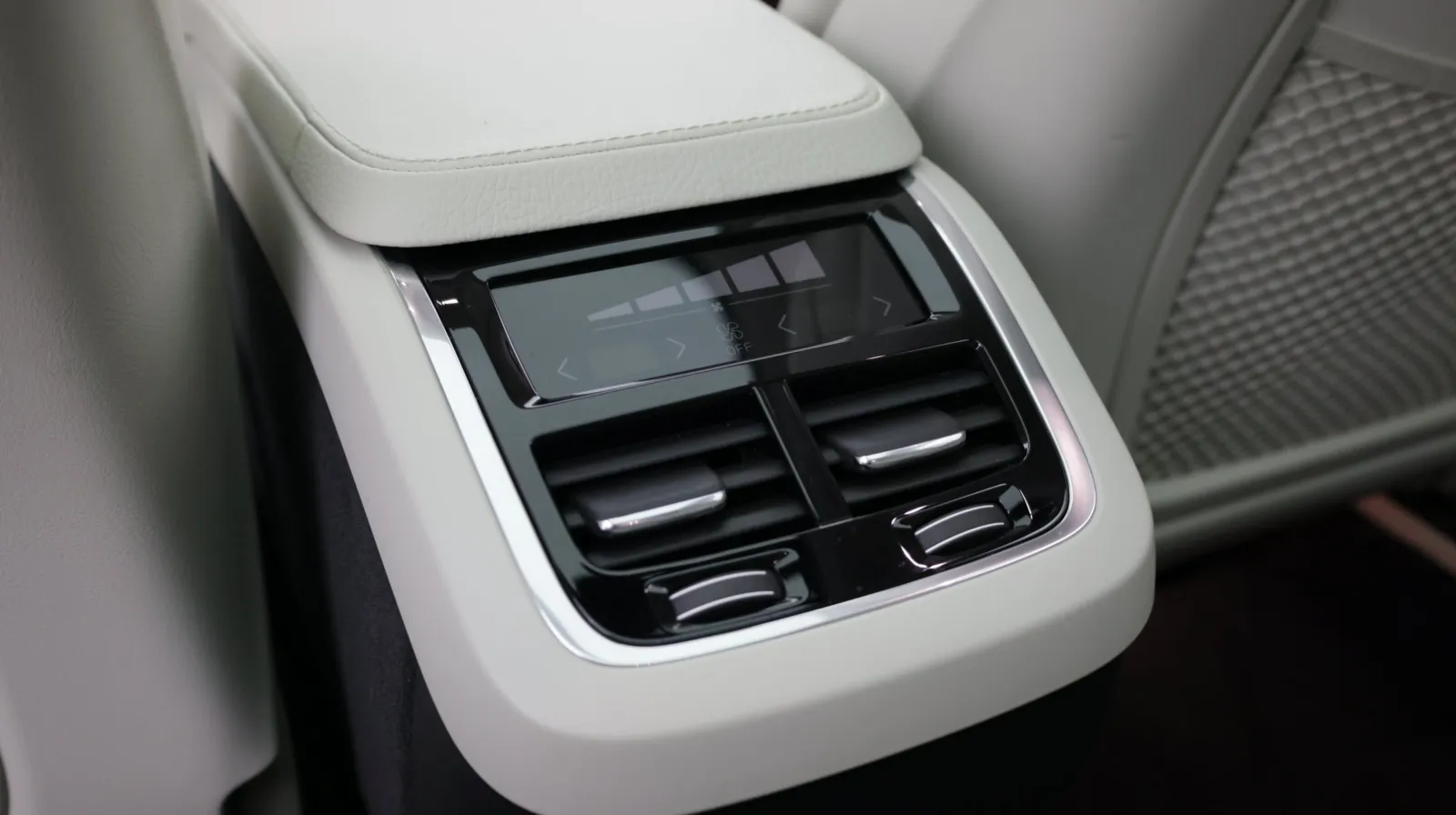 Volvo XC90 photo 25