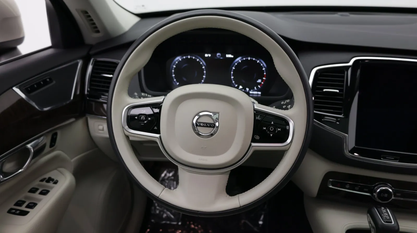 Volvo XC90 photo 26