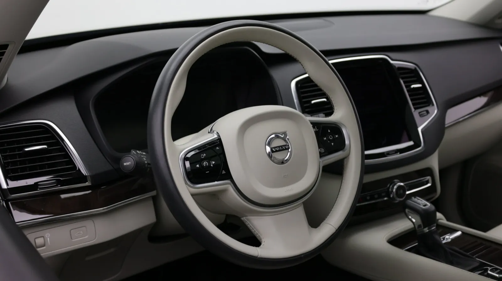 Volvo XC90 photo 8