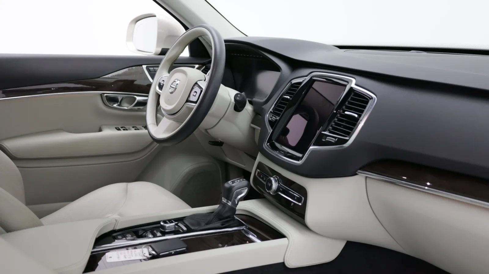 Volvo XC90 photo 36