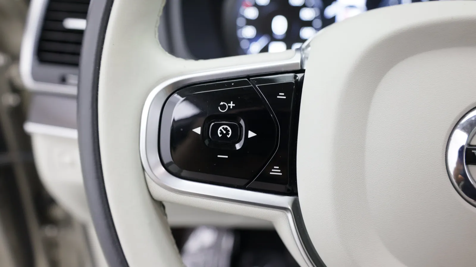 Volvo XC90 photo 18