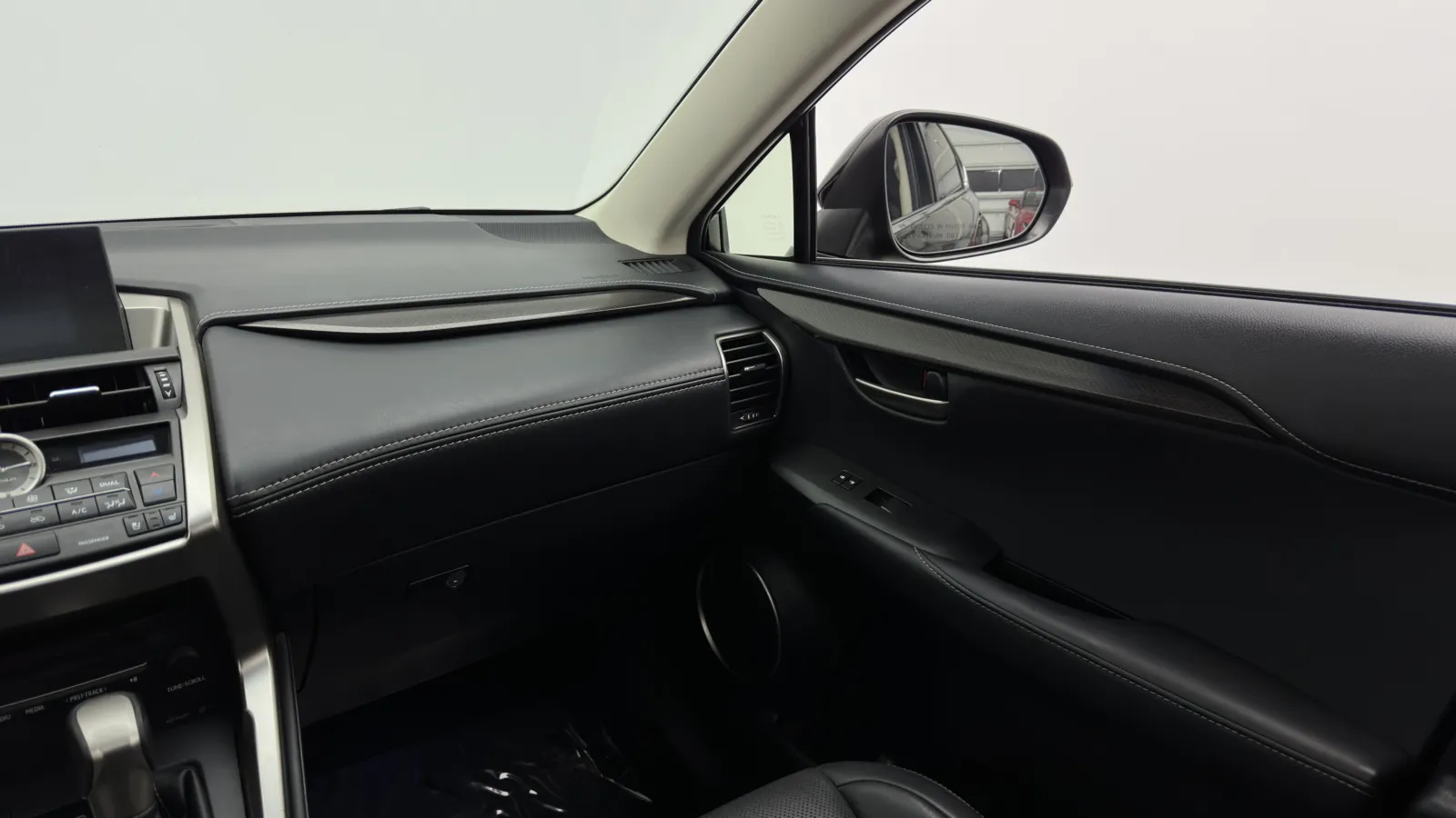 Lexus NX photo 31