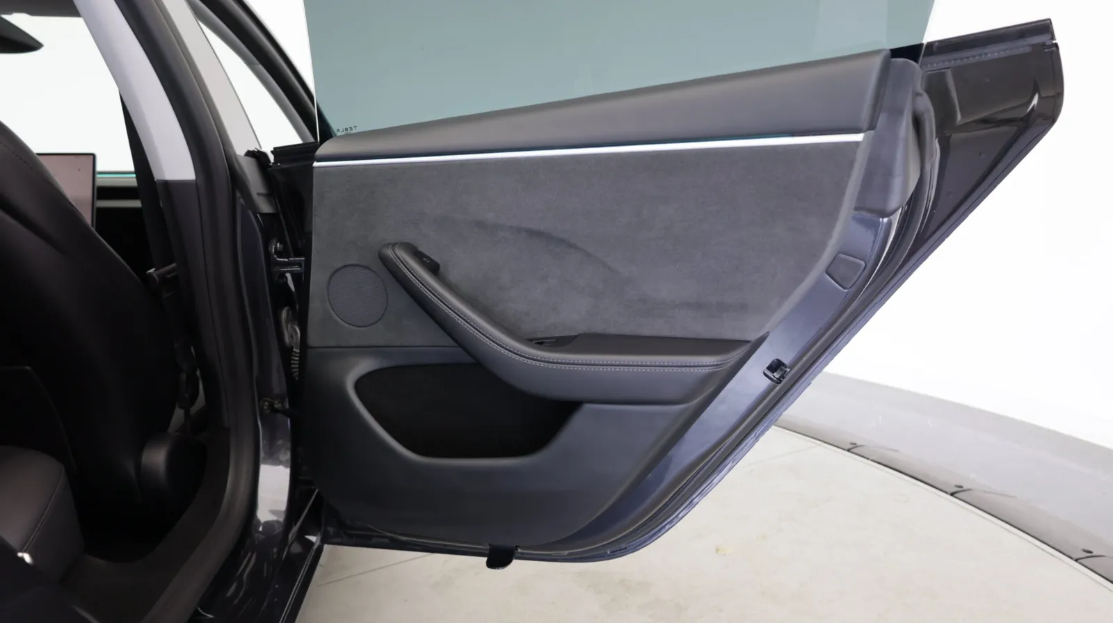 Tesla Model 3 photo 32