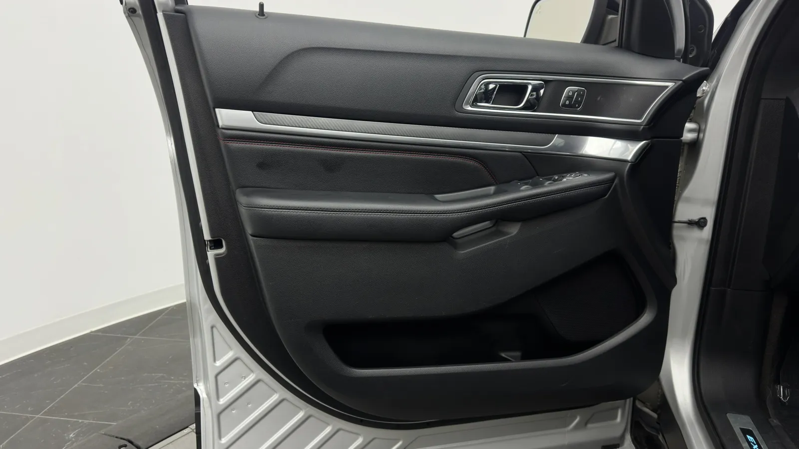 Ford Explorer photo 9