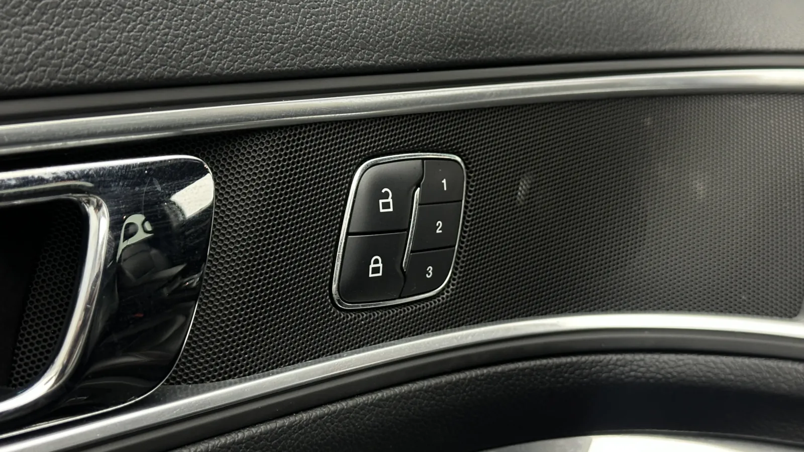 Ford Explorer photo 12