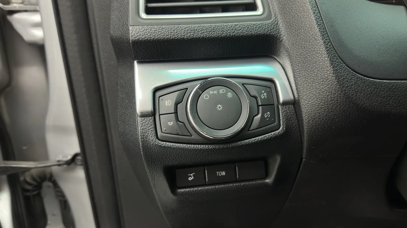 Ford Explorer photo 17