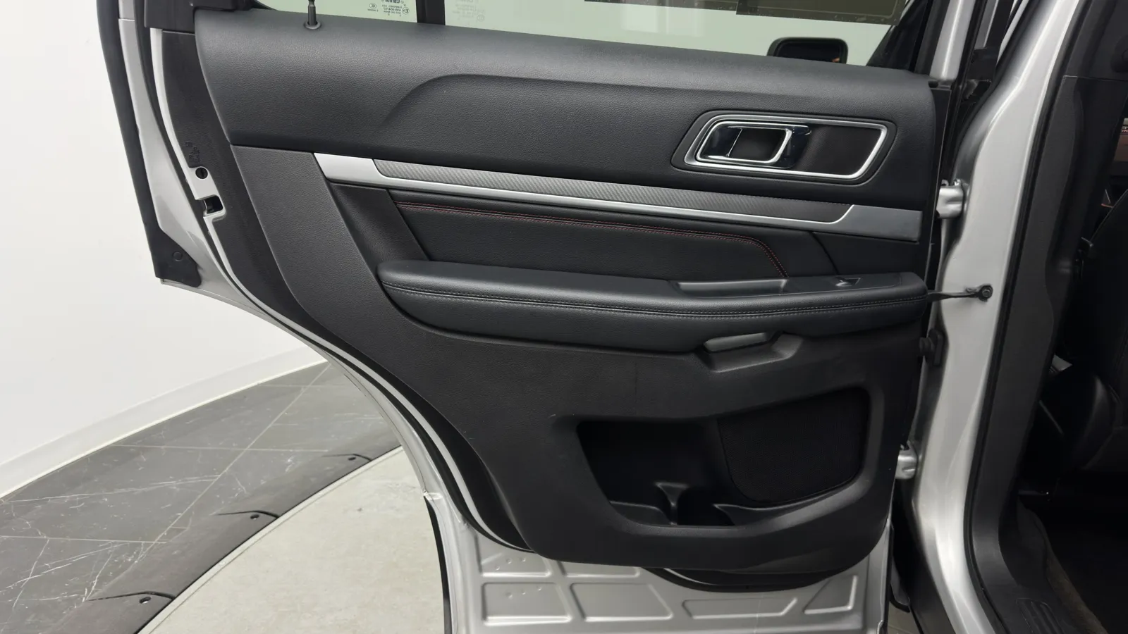 Ford Explorer photo 27