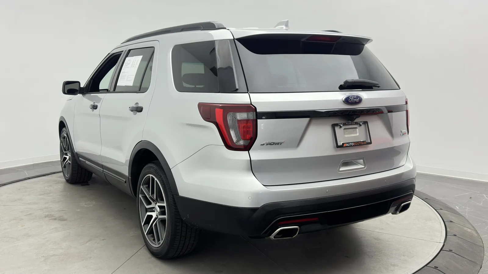 Ford Explorer photo 4
