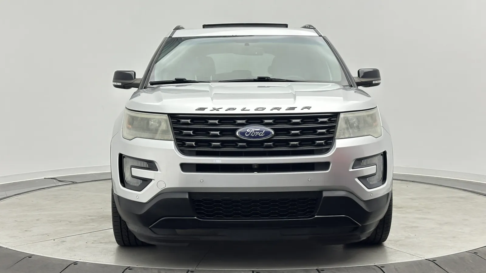 Ford Explorer photo 2