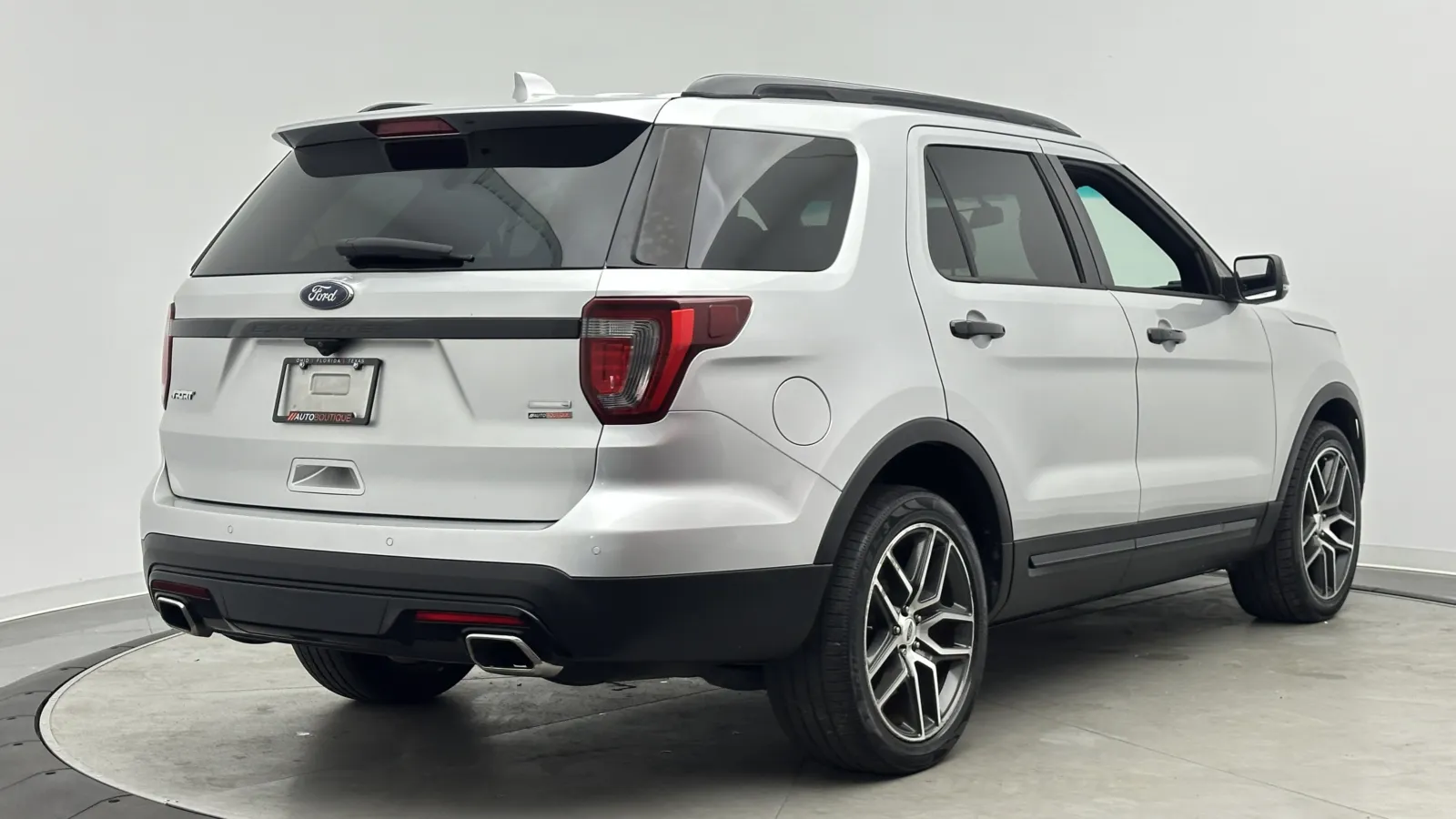 Ford Explorer photo 7