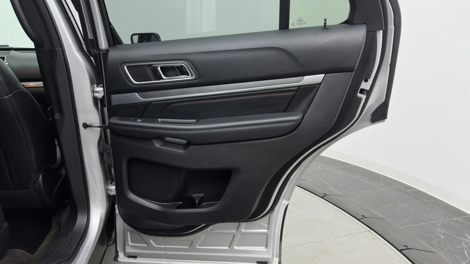 Ford Explorer photo 38