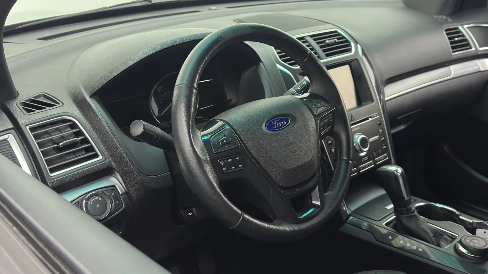 Ford Explorer photo 8