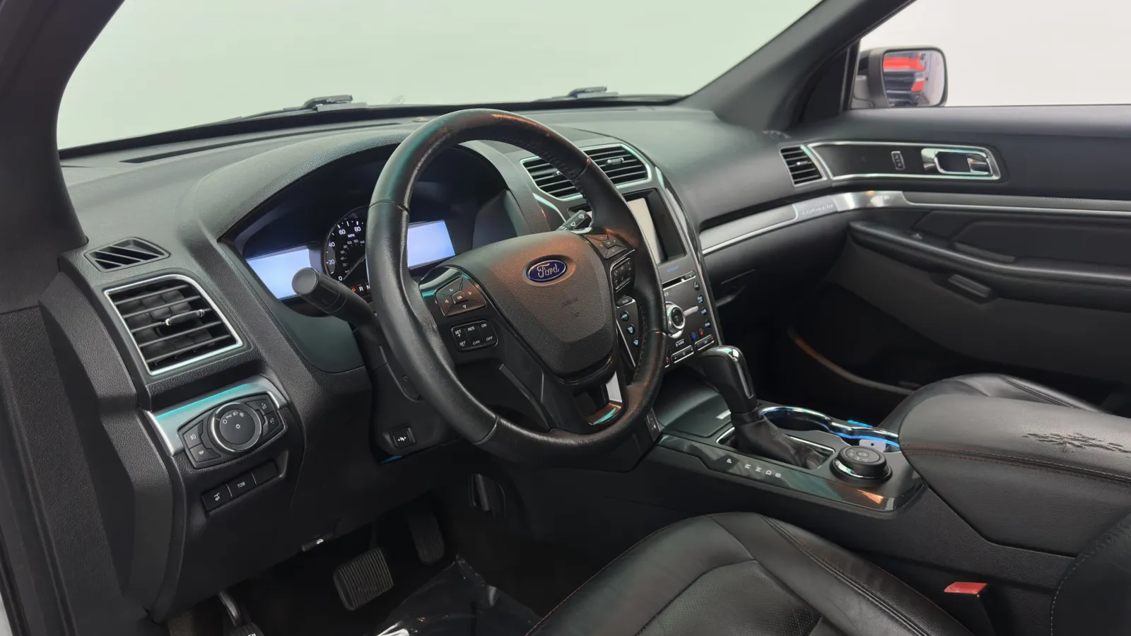 Ford Explorer photo 10