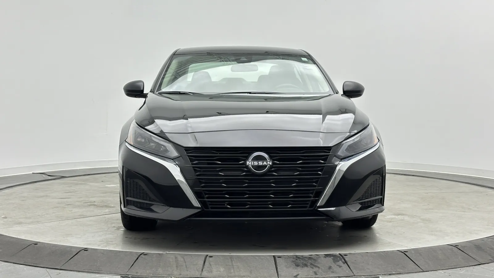 Nissan Altima photo 2