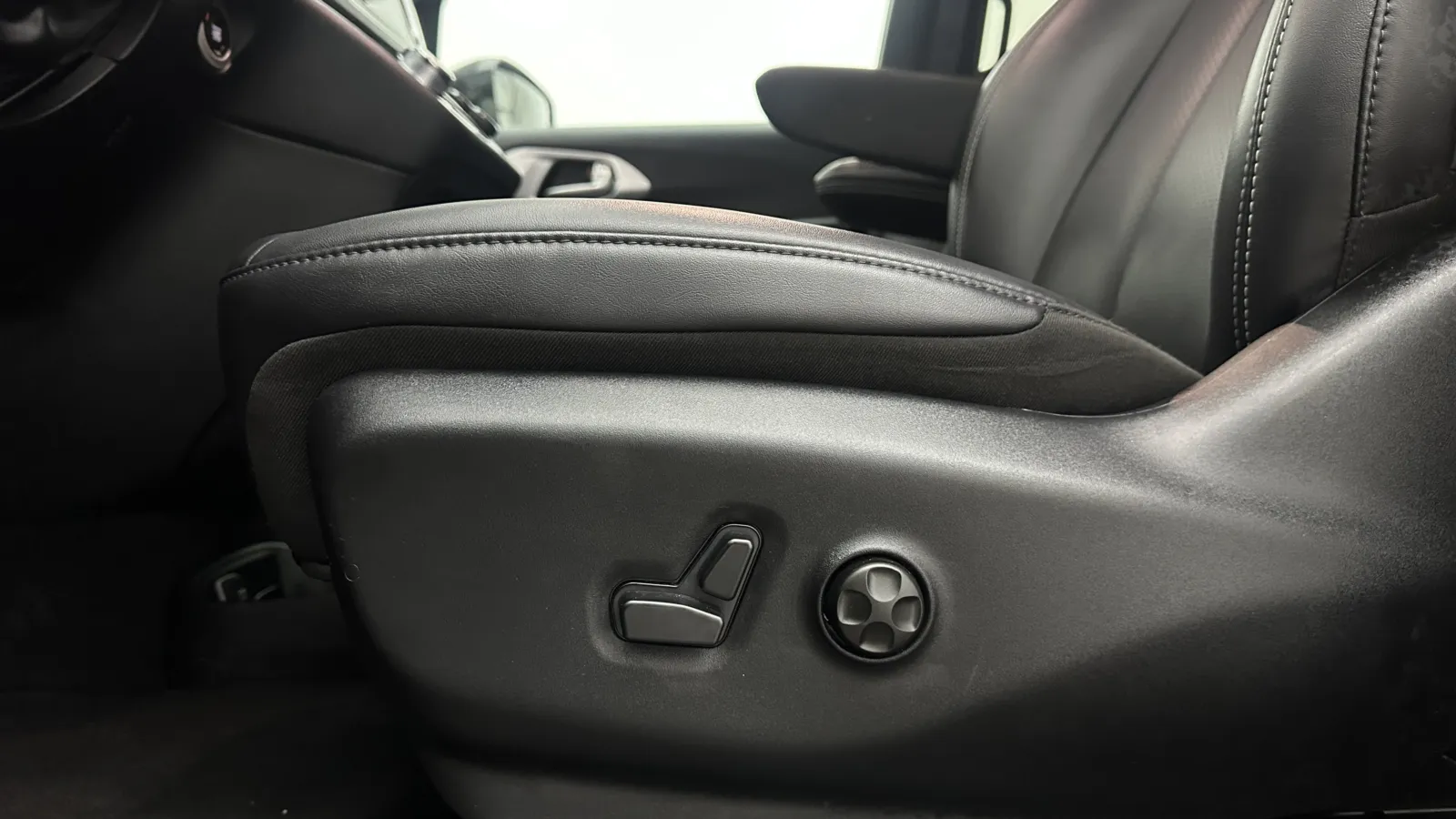 Chrysler Pacifica photo 13