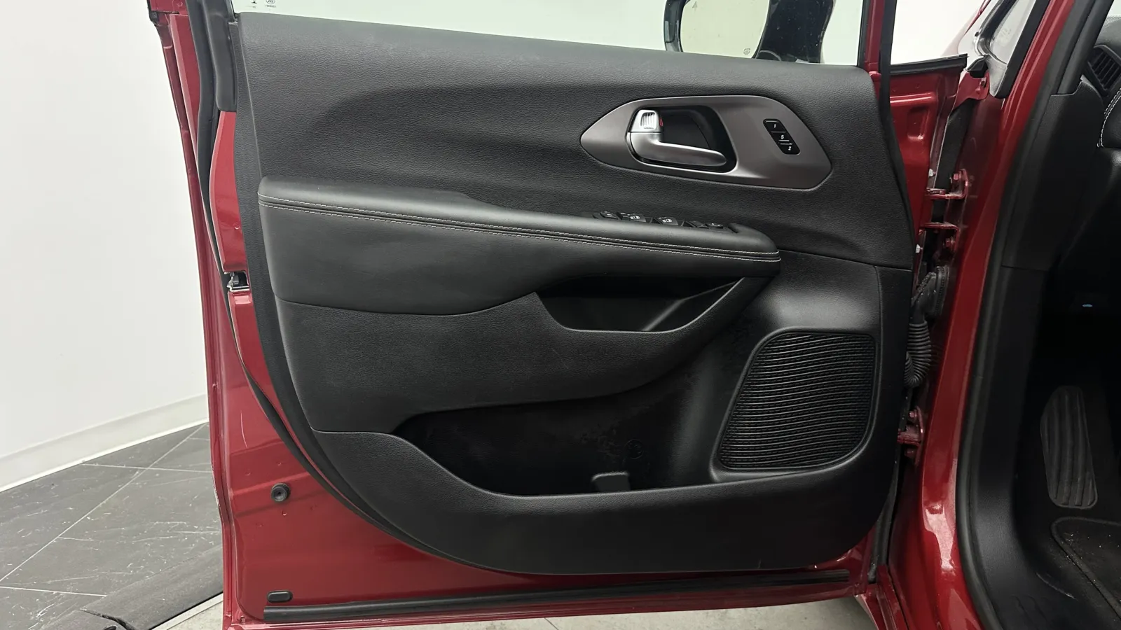 Chrysler Pacifica photo 9