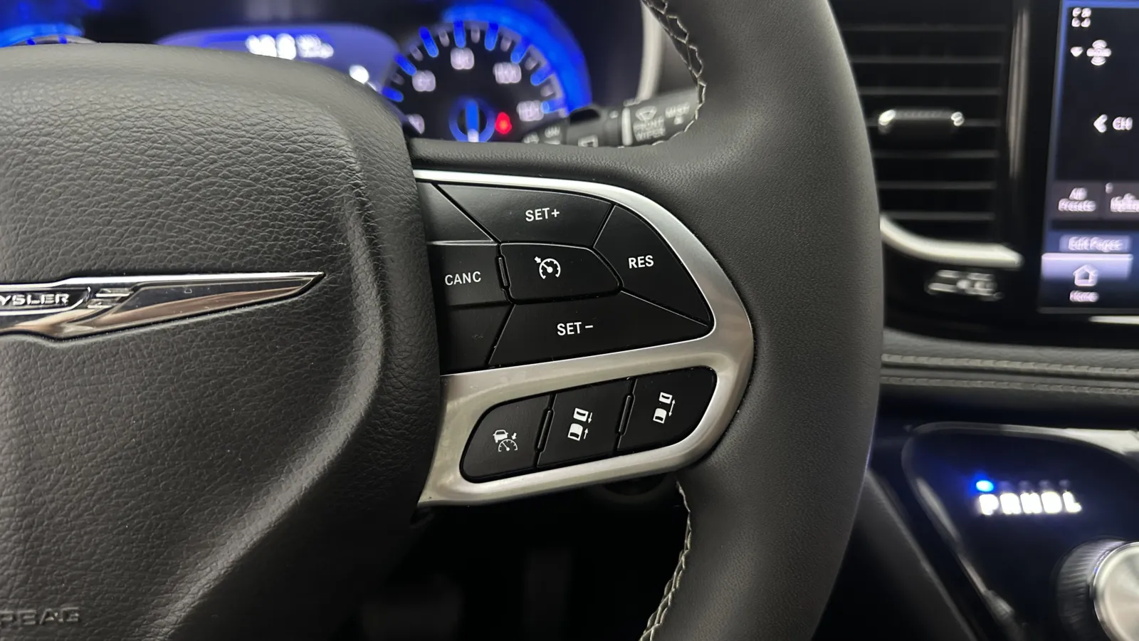 Chrysler Pacifica photo 19