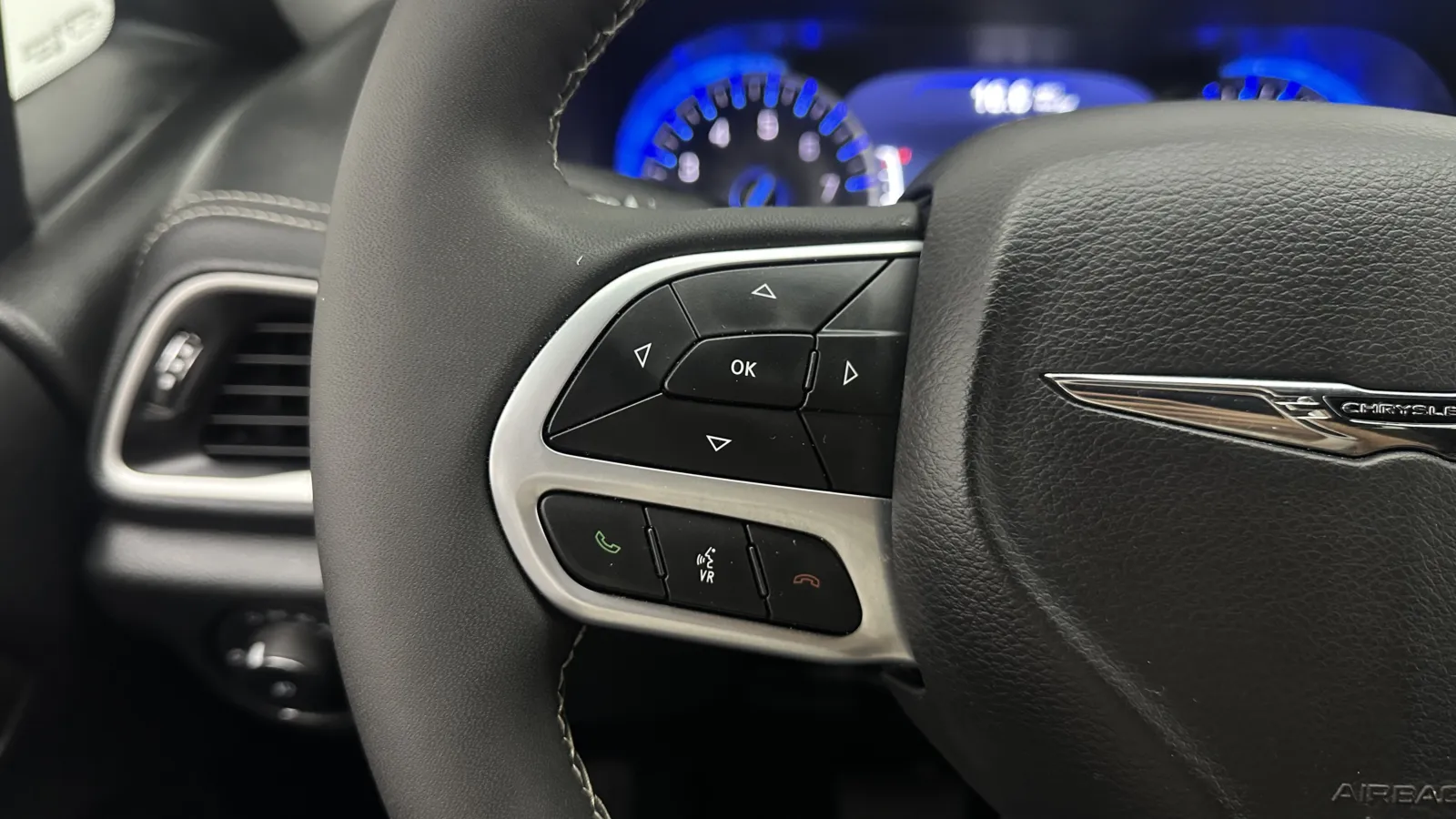 Chrysler Pacifica photo 18