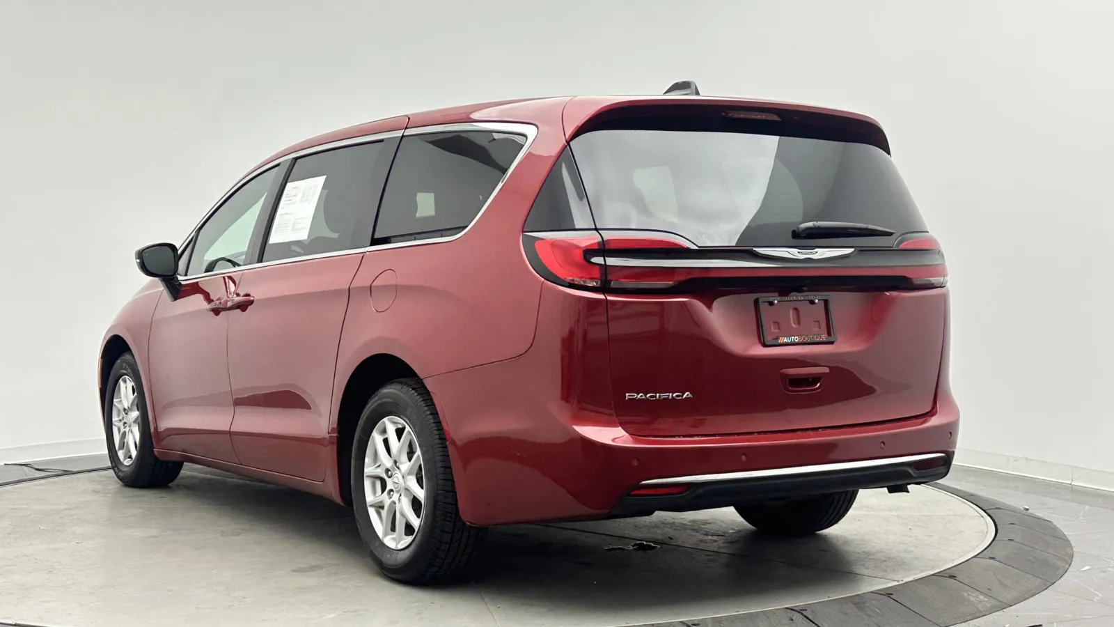 Chrysler Pacifica photo 4
