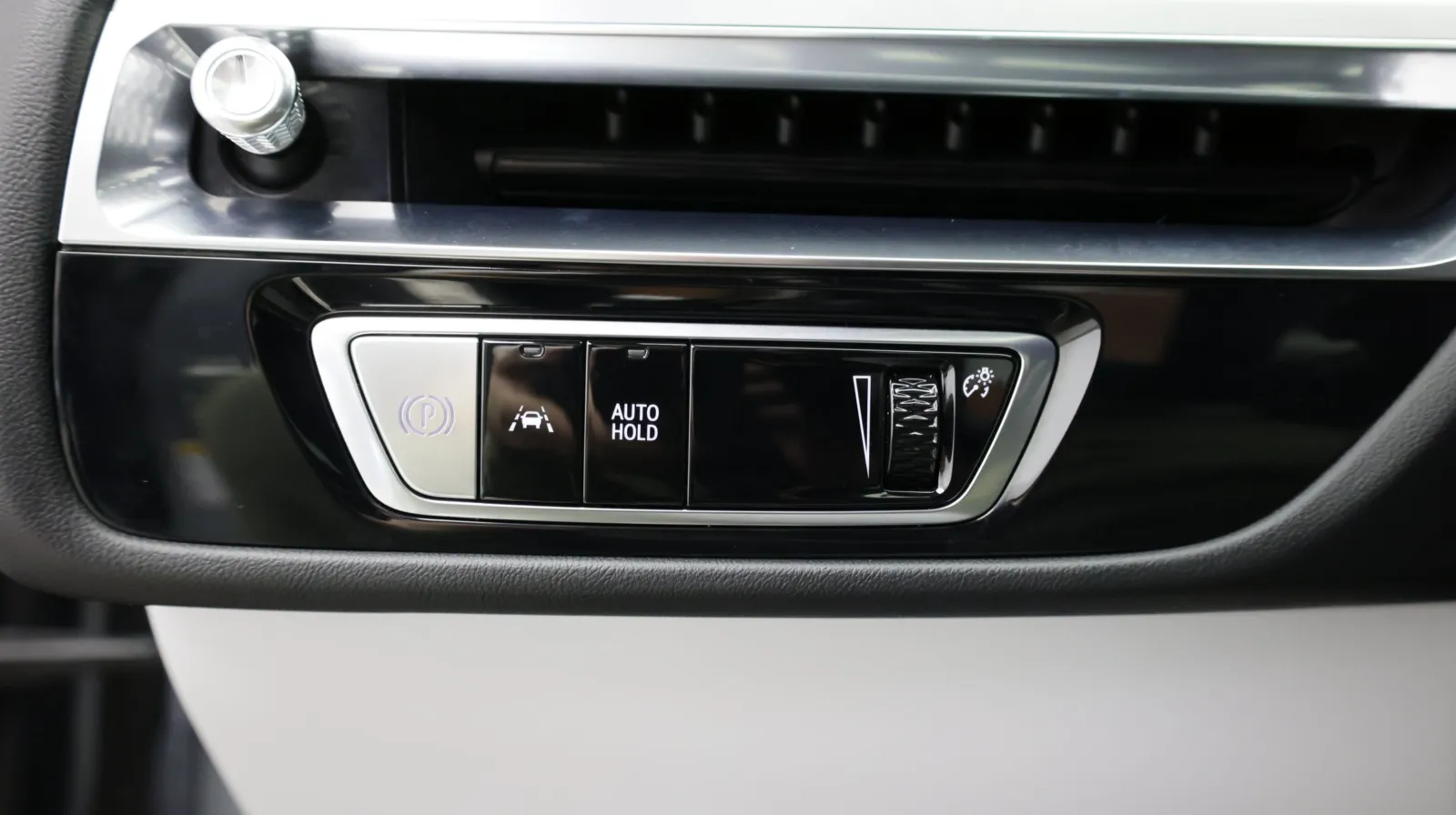 Cadillac Lyriq photo 15