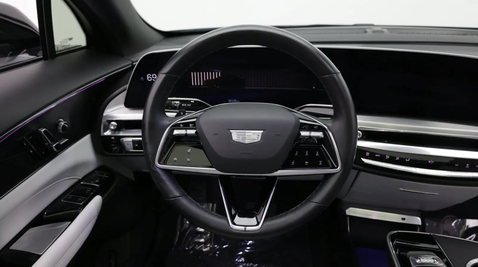 Cadillac Lyriq photo 26