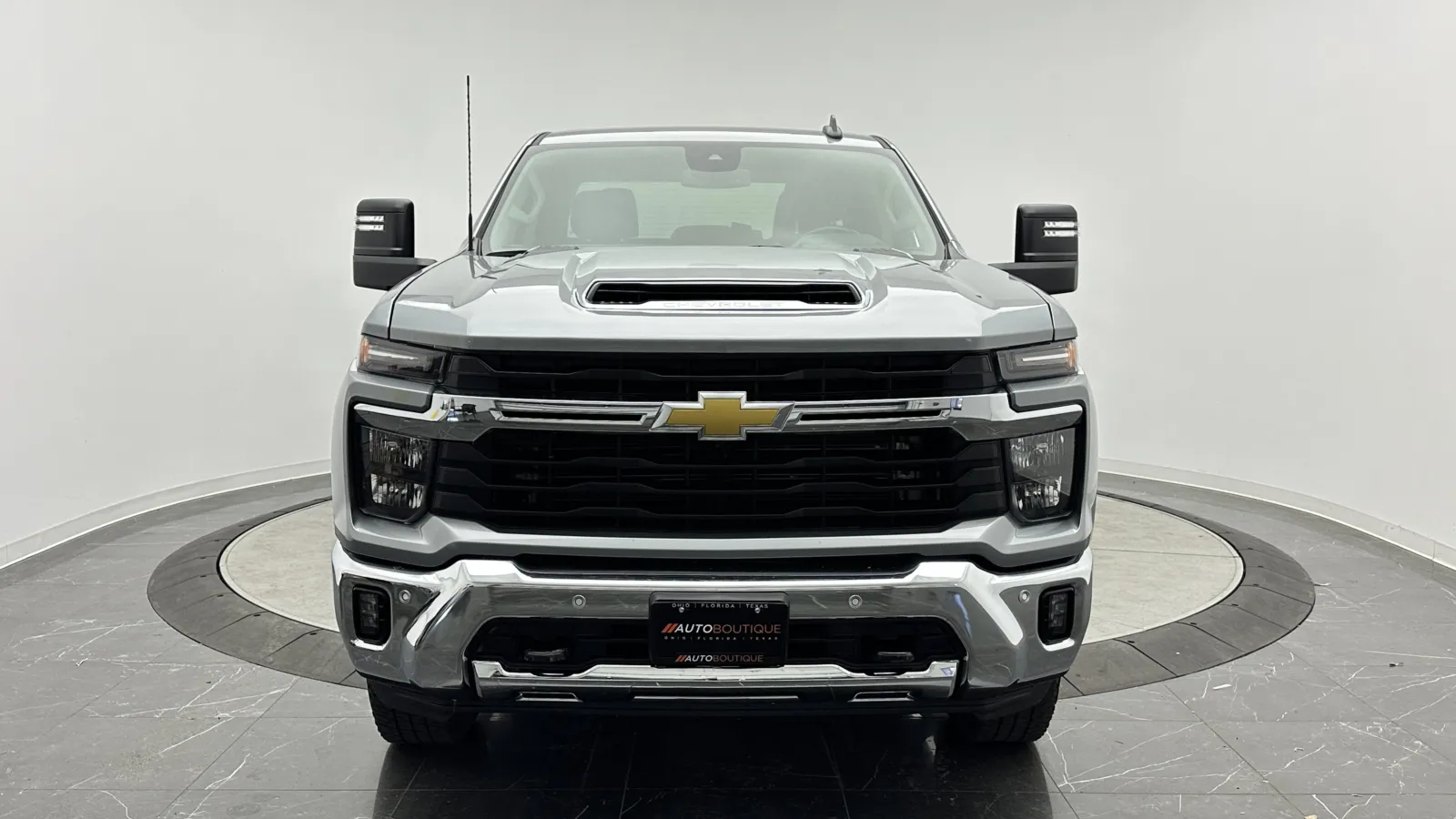 Chevrolet Silverado photo 2