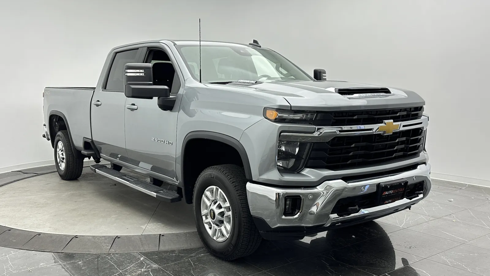 Chevrolet Silverado photo 3