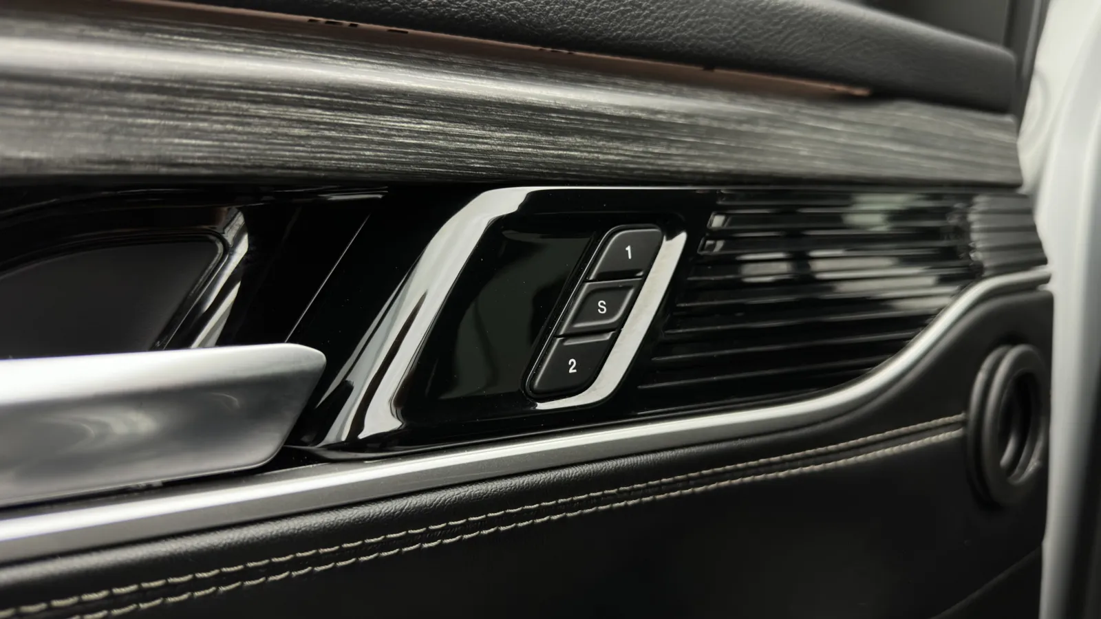 Jeep Wagoneer L photo 12