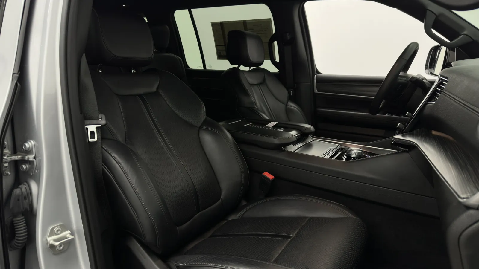 Jeep Wagoneer L photo 47