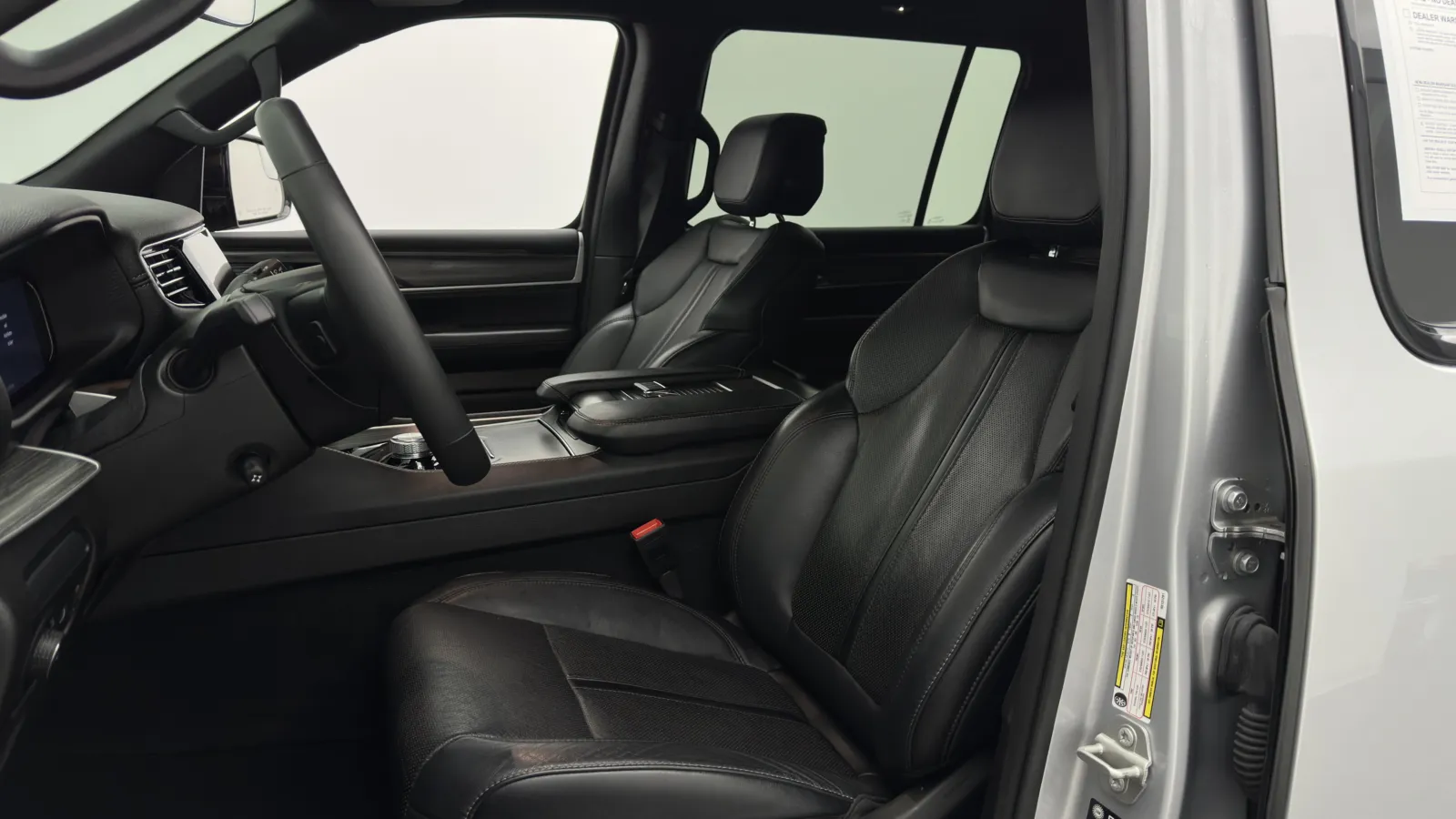 Jeep Wagoneer L photo 16