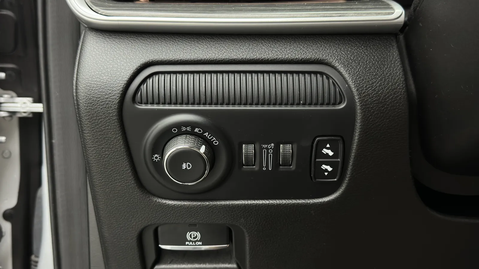 Jeep Wagoneer L photo 18